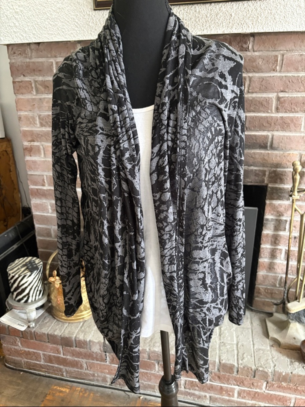 Open-Front Snake-Print Cardigan Sweater in Gray and Black
